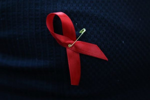 Πότε και πώς η κόκκινη κορδέλα έγινε σύμβολο κατά του Aids - ΔΙΕΘΝΗ