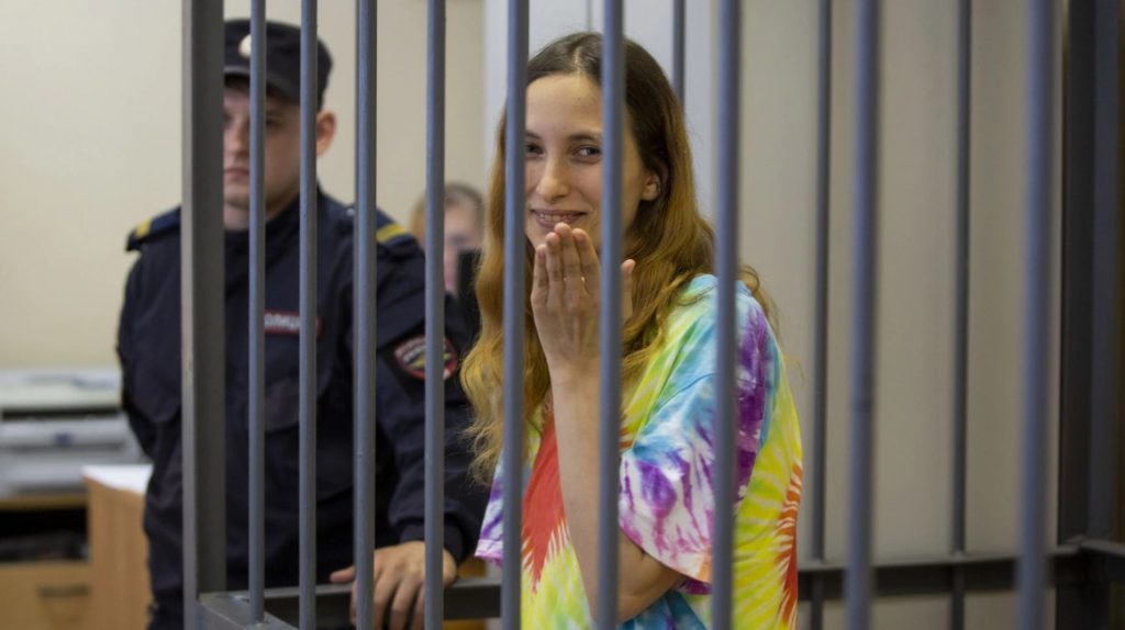 Ρωσία: Κινδυνεύει με 10 χρόνια φυλακή για τα αντιπολεμικά ταμπελάκια