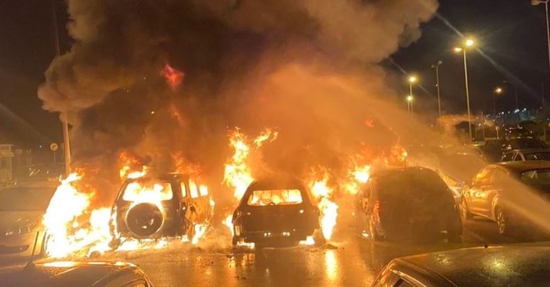 Αλεξανδρούπολη: Φωτιά στο πάρκινγκ του αεροδρομίου – 8 αυτοκίνητα καταστράφηκαν