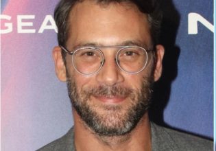 Αντίνοος Αλμπάνης: Η φάρσα του ηθοποιού στον Χριστόφορο Παπακαλιάτη