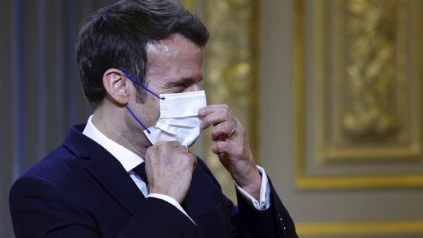Γαλλία: Ο Μακρόν ξανάβαλε την μάσκα κατά του Covid