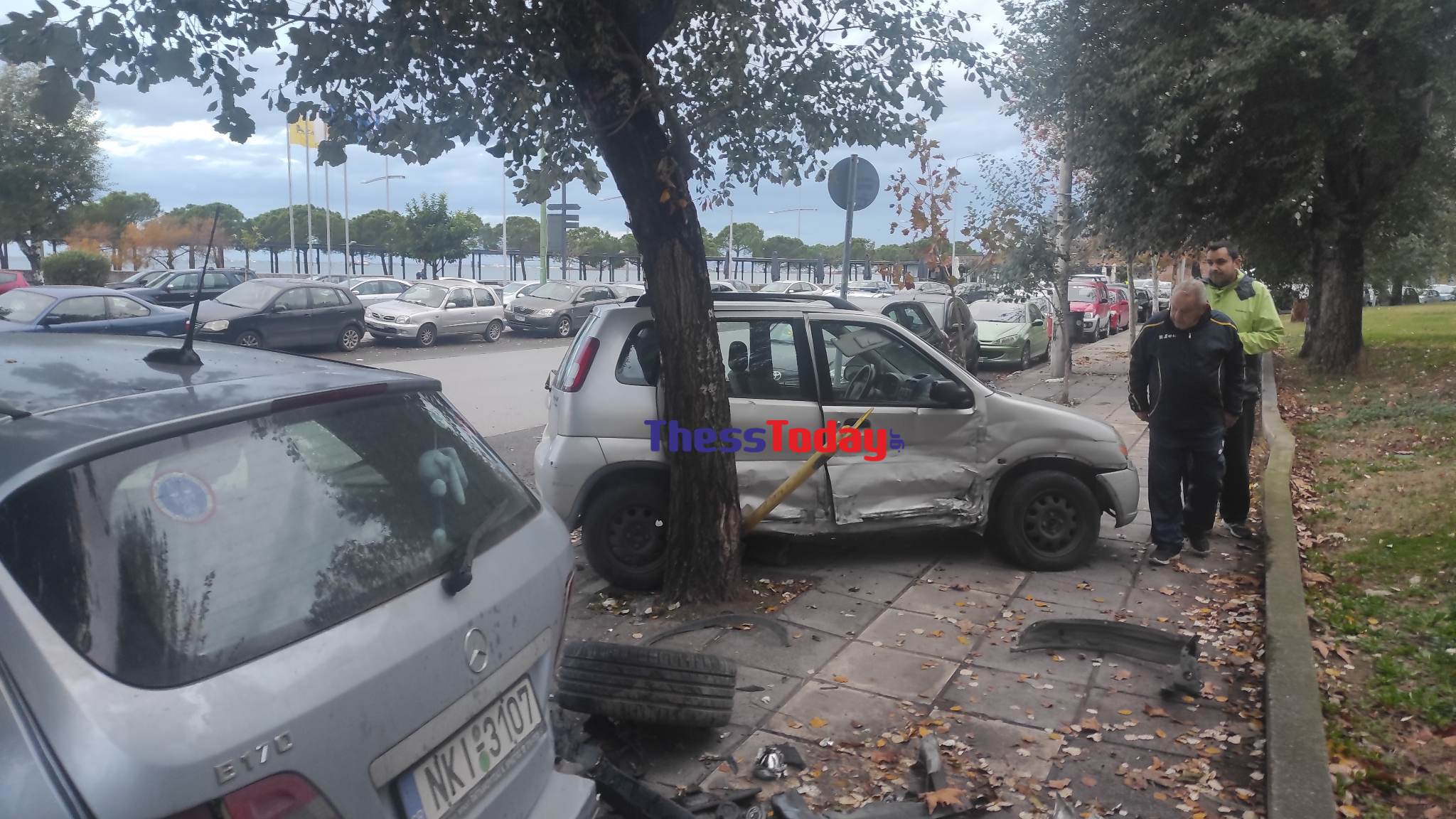 Θεσσαλονίκη: Οδηγός έριξε το αυτοκίνητό του σε έξι παρκαρισμένα οχήματα, το κλείδωσε και έφυγε