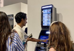 ΗΠΑ: ΑΤΜ βγάζει στη φόρα τον λογαριασμό των πελατών