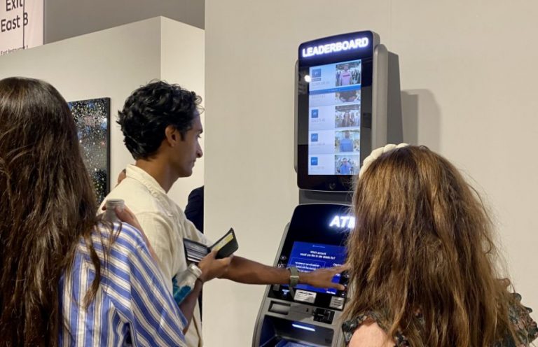 ΗΠΑ: ΑΤΜ βγάζει στη φόρα τον λογαριασμό των πελατών