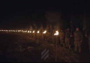 Πόλεμος στην Ουκρανία: Η τελετή αποχαιρετισμού των νεκρών του τάγματος Αζόφ