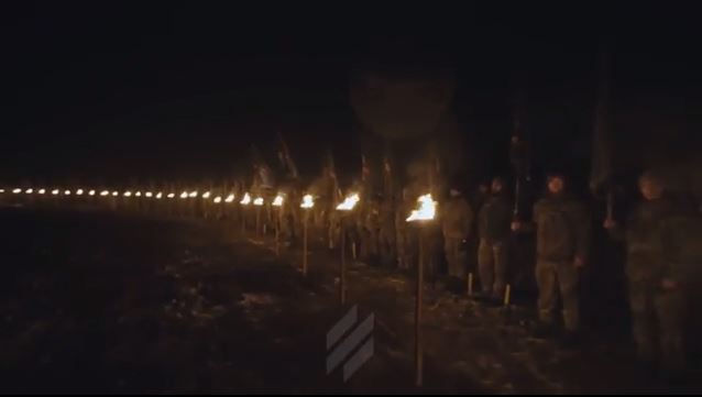 Πόλεμος στην Ουκρανία: Η τελετή αποχαιρετισμού των νεκρών του τάγματος Αζόφ