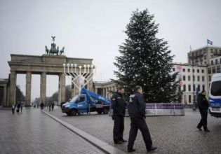 Γερμανία: Ακτιβιστές κατά της κλιματικής αλλαγής πριόνισαν την κορυφή του χριστουγεννιάτικου δένδρου στο Βερολίνο