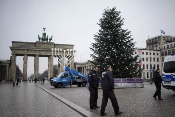 Γερμανία: Ακτιβιστές κατά της κλιματικής αλλαγής πριόνισαν την κορυφή του χριστουγεννιάτικου δένδρου στο Βερολίνο