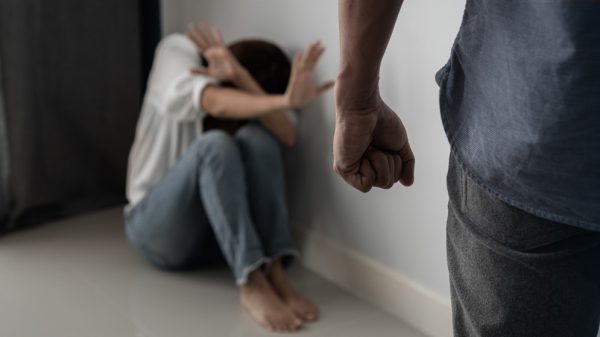 Νέα Σμύρνη: Συμμορία ανηλίκων τσάκισε στο ξύλο νεαρό