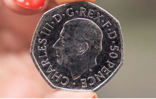 Βρετανία: Κυκλοφόρησαν τα πρώτα νομίσματα με το πορτρέτο του βασιλιά Καρόλου