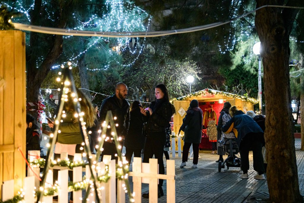 Δέκα χριστουγεννιάτικα χωριά στις γειτονιές της Αθήνας περιμένουν μικρούς και μεγάλους