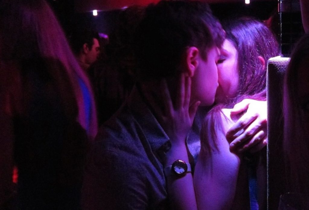 Πώς (και πού) κάνουν σεξ όσοι δεν έχουν δικό τους χώρο;