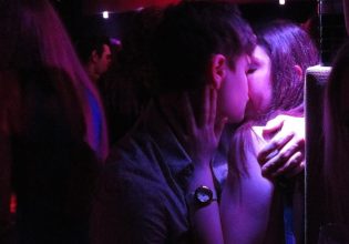 Πώς (και πού) κάνουν σεξ όσοι δεν έχουν δικό τους χώρο;