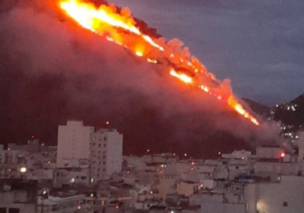 Βραζιλία: Μεγάλη πυρκαγιά στην Κοπακαμπάνα – Ορατή από την Ιπανέμα