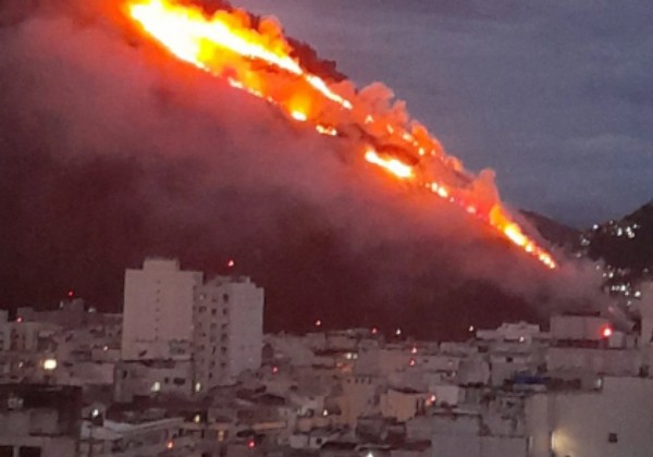 Βραζιλία: Μεγάλη πυρκαγιά στην Κοπακαμπάνα – Ορατή από την Ιπανέμα