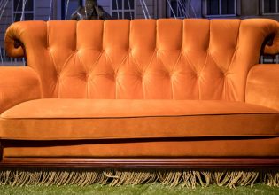 Ο μέσος καναπές έχει δει 311 τσακωμούς, 316 χυμένα ποτά και 286 ερωτικές «συμφιλιώσεις»