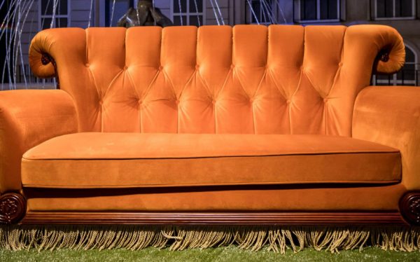 Ο μέσος καναπές έχει δει 311 τσακωμούς, 316 χυμένα ποτά και 286 ερωτικές «συμφιλιώσεις»