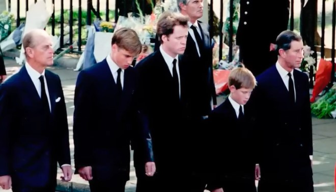«Δεν το ξεπερνάς»: Ψυχολόγοι μιλούν για το παιδικό πένθος του πρίγκιπα Χάρι