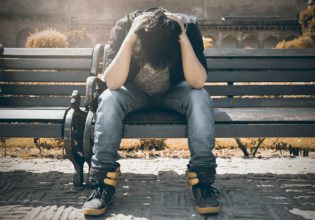 Κοροναϊός: Άγχος, κατάθλιψη, αυτοκτονικότητα – Οι επιπτώσεις της Covid στην ψυχική υγεία των εφήβων