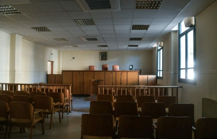 Ρέθυμνο: Σοκ στη δίκη για τους πολλαπλούς βιασμούς του 19χρονου ΑμεΑ – Ο πατέρας και 2 ιερείς στο εδώλιο