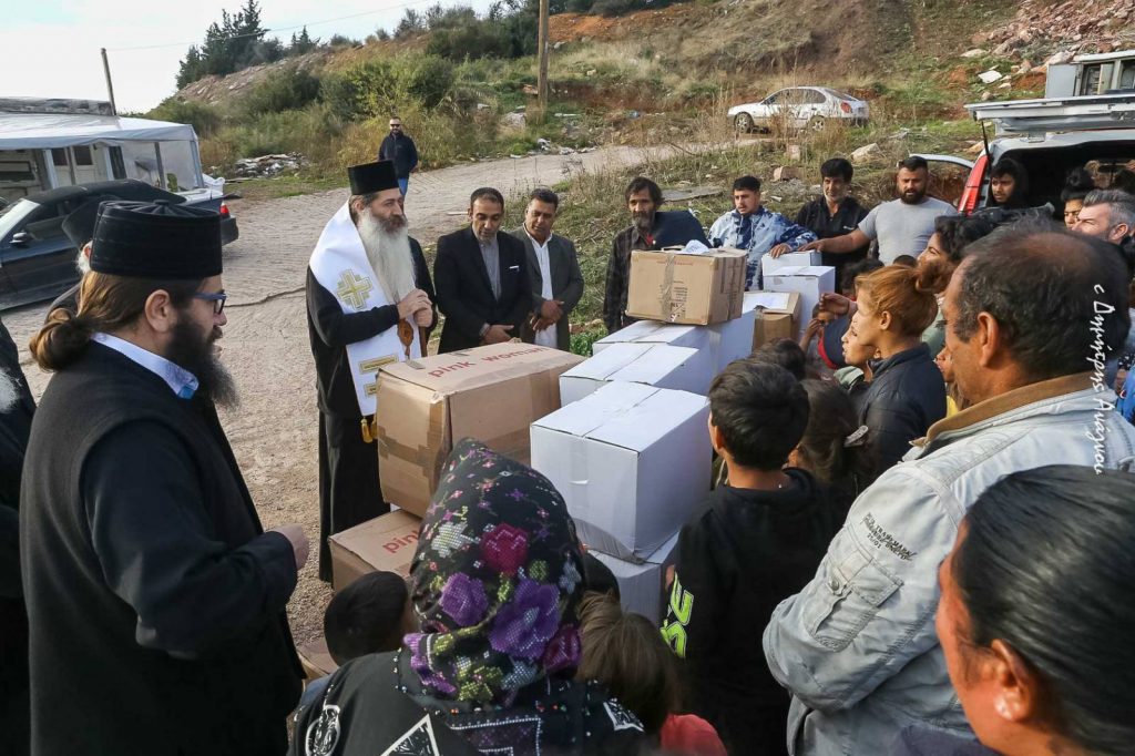 Στους Ρομά της Λαμίας παραμονή Χριστουγέννων ο μητροπολίτης Συμεών