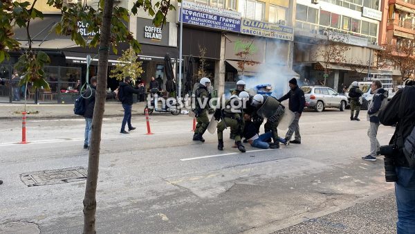 Θεσσαλονίκη: Επεισόδια έξω από τα δικαστήρια όπου μετέβη ο αστυνομικός που πυροβόλησε τον 16χρονο