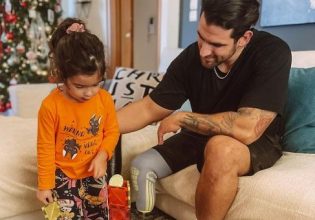 Συγκινητική στιγμή: Η 3χρονη κόρη του Ετεοκλή Παυλού τον βοηθά με το τεχνητό του μέλος