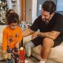 Συγκινητική στιγμή: Η 3χρονη κόρη του Ετεοκλή Παυλού τον βοηθά με το τεχνητό του μέλος