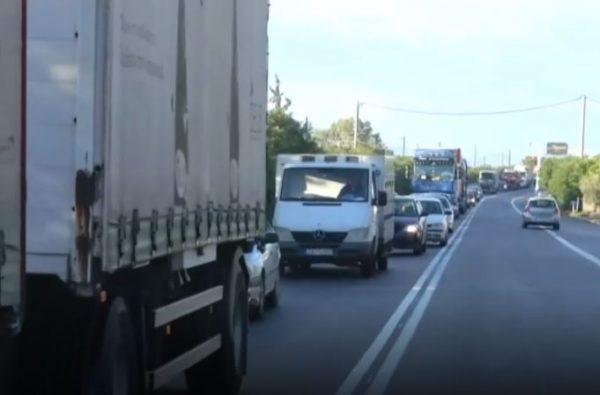 Κακοκαιρία Άριελ: Ουρές χιλιομέτρων στην Αθηνών-Κορίνθου μετά την πτώση βράχων