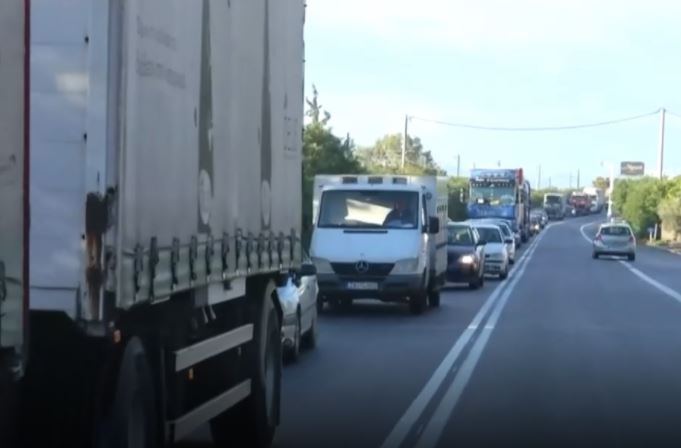 Κακοκαιρία Άριελ: Ουρές χιλιομέτρων στην Αθηνών-Κορίνθου μετά την πτώση βράχων