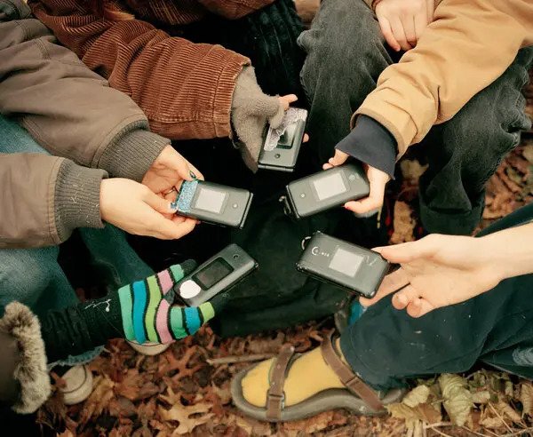 Μια ομάδα εφήβων άφησε για πάντα τα κινητά και η ζωή τους άλλαξε ριζικά
