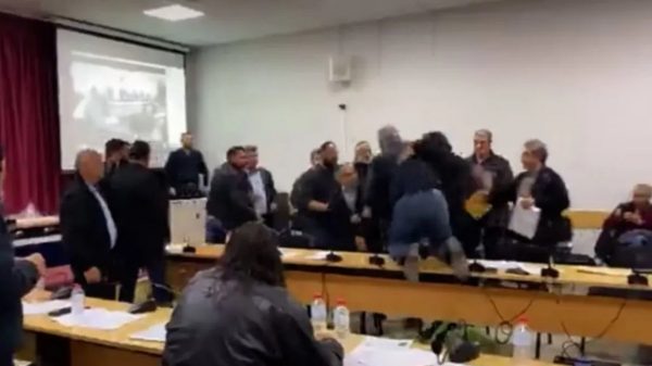 Κρήτη: Χαμός σε δημοτικό συμβούλιο – Πιάστηκαν στα χέρια