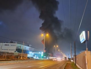 Φωτιά σε εργοστάσιο πολυεστερικών στον Ασπρόπυργο – Μήνυμα από το 112