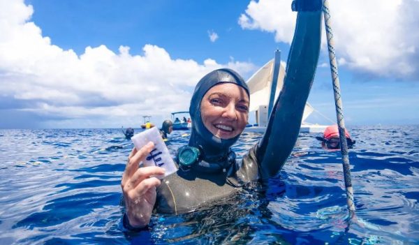 H γυναίκα που μπορεί να κατέβει στα 70 μέτρα ελεύθερης κατάδυσης με μια ανάσα – Ανθρωπίνως αδύνατο