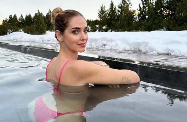 Κιάρα Φεράνι: Βγήκε στο χιόνι φορώντας μόνο τα απαραίτητα και έφερε το καλοκαίρι