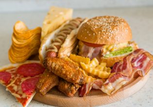 Πολύ επεξεργασμένα τρόφιμα μειώνουν τη γνωστική λειτουργία του εγκεφάλου