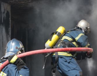 Νέα Σμύρνη: Φωτιά σε δώμα πολυκατοικίας - Απεγκλωβίστηκε ένα άτομο