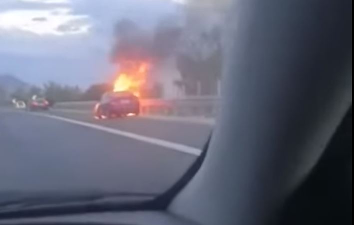 Τυλίχθηκε στις φλόγες αυτοκίνητο στην Αθηνών-Κορίνθου