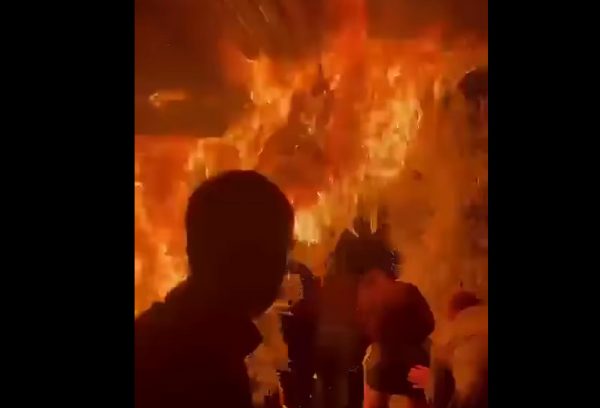 Λονδίνο: Μεγάλη φωτιά σε εστιατόριο – Βίντεο σοκ με τους πελάτες που προσπαθούν να σωθούν από τις φλόγες