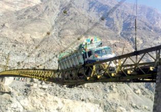 Πακιστάν: Η γέφυρα Alam η πιο επικίνδυνη στον κόσμο – Οι οδηγοί την τρέμουν