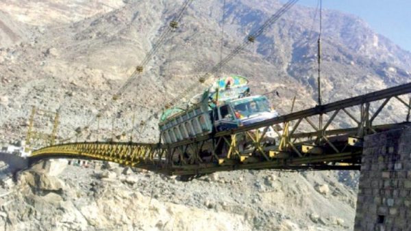 Πακιστάν: Η γέφυρα Alam η πιο επικίνδυνη στον κόσμο – Οι οδηγοί την τρέμουν