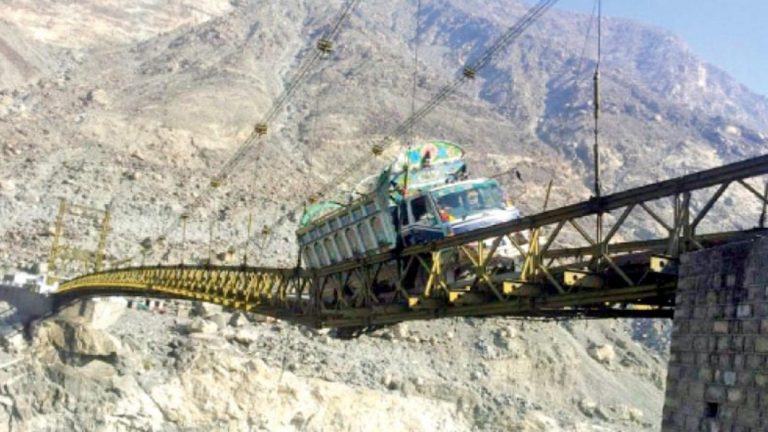 Πακιστάν: Η γέφυρα Alam η πιο επικίνδυνη στον κόσμο – Οι οδηγοί την τρέμουν