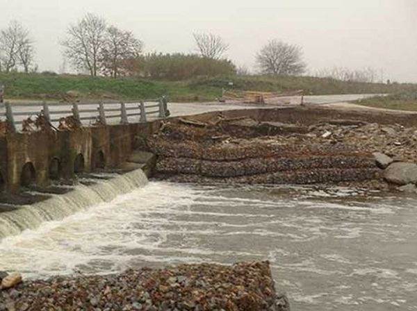 Εργασίες αποκατάστασης σε γέφυρα του Λαγκαδά, που είχε κατασκευαστεί χωρίς μελέτη