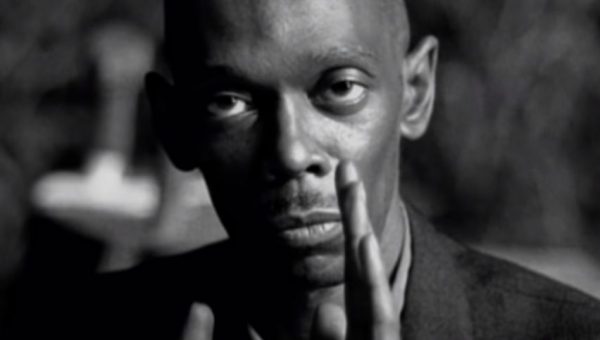 Maxi Jazz: Το ήρεμο βλέμμα στο κέντρο της rave καταιγίδας των Faithless
