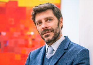 Ο Νικόλας Γιατρομανωλάκης ζητά να ανακαλέσει ο διευθυντής ΔΗ.ΠΕ.ΘΕ Πάτρας για τις ομοφοβικές δηλώσεις του