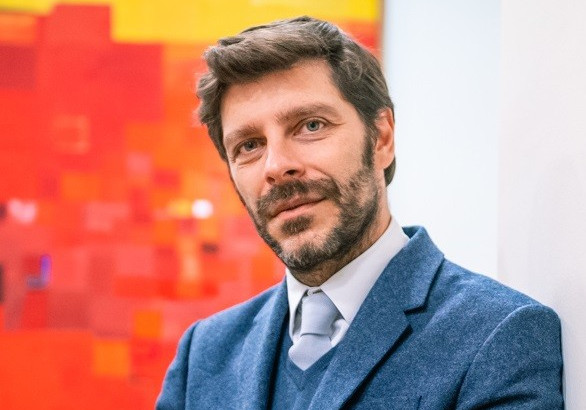 Ο Νικόλας Γιατρομανωλάκης ζητά να ανακαλέσει ο διευθυντής ΔΗ.ΠΕ.ΘΕ Πάτρας για τις ομοφοβικές δηλώσεις του