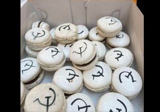 Βουλευτής κέρασε στη γιορτή του γλυκά με σφυροδρέπανο