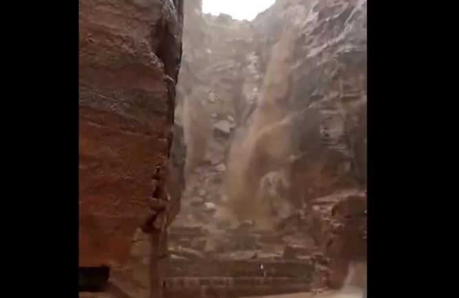 Ιορδανία: Πλημμύρισε η αρχαία πόλη της Πέτρας - Συγκλονιστικές εικόνες