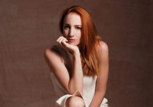 Στεφανία Γουλιώτη: Ποζάρει χωρίς ρούχα και στέλνει ηχηρό μήνυμα για το AIDS