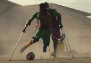 Η εμπνευσμένη ιστορία της ομάδας ποδοσφαίρου ακρωτηριασμένων της Σιέρα Λεόνε